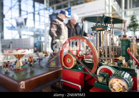 Erfurt, Germania. 10th Feb, 2023. I visitatori guardano i giocattoli dei motori a vapore in miniatura all'apertura della fiera della costruzione di modelli della Turingia 'Modell Leben'. Dopo due anni di pausa forzata dovuta a Corona, circa 100 aziende, associazioni, istituzioni, rivenditori ed espositori privati presenteranno i loro prodotti su 14.000 mq di spazio in fiera fino al 12 febbraio 2023. Credit: Michael Reichel/dpa/Alamy Live News Foto Stock