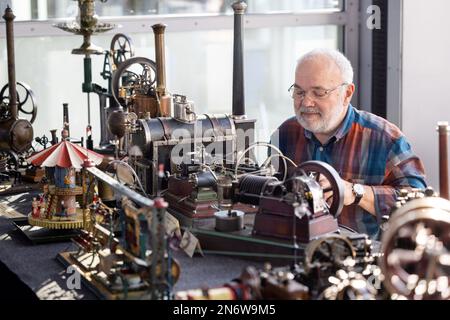 Erfurt, Germania. 10th Feb, 2023. Hans Gerd Schumacher lubrifica un motore a vapore con dinamo da Märklin circa 1913 all'apertura della fiera di costruzione dei modelli Turingi 'modello Leben'. Dopo due anni di pausa forzata dovuta alla corona, circa 100 aziende, associazioni, istituzioni, commercianti ed espositori privati si presenteranno alla fiera su 14.000 metri quadrati di spazio fino al 12 febbraio 2023. Credit: Michael Reichel/dpa/Alamy Live News Foto Stock