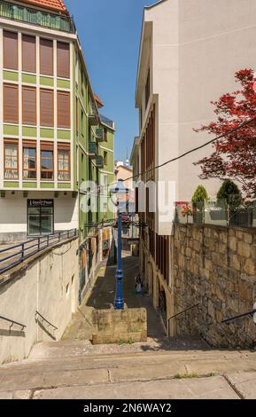 Piccola strada nel centro storico di Portugalete, Paesi Baschi, Spagna Foto Stock