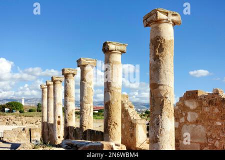 PAPHOS, CIPRO - Gennaio 29 2023: Colonne e strutture fanno parte delle antiche rovine romane nel Parco Archeologico di Paphos - Cipro. Al backgroun Foto Stock