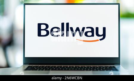 POZNAN, POL - 21 GIUGNO 2022: Computer portatile che visualizza il logo di Bellway, uno sviluppatore di proprietà residenziale e casa costruttrice con sede in Inghilterra Foto Stock