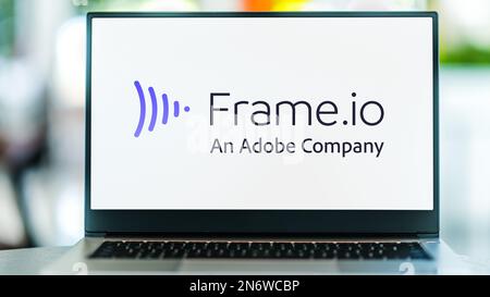 POZNAN, POL - 21 GIUGNO 2022: Computer portatile con logo Frame.io, una piattaforma di collaborazione video basata su cloud leader del settore Foto Stock