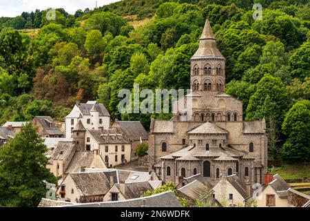 La Basilica di Notre-Dame del 12th ° secolo è rinomata come una delle cinque chiese di stile romano importanti in Alvernia Foto Stock