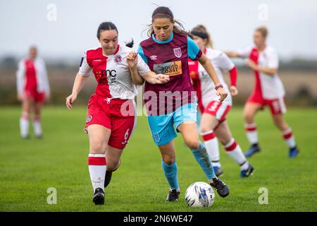 Poole, Regno Unito. 23 ottobre 2022. Kristina Manktelow durante la gara di fa Cup femminile tra Poole Town e Weymouth a Milborne St Andrew. Foto Stock