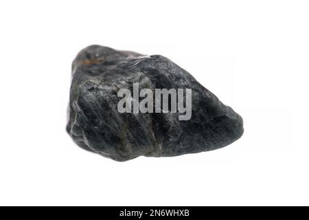 Primo piano naturale grezzo pietra di zaffiro nera non tagliata su sfondo bianco Foto Stock