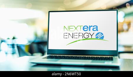 POZNAN, POL - 20 LUGLIO 2022: Computer portatile che visualizza il logo di NextEra Energy, una società americana di energia Foto Stock