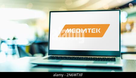 POZNAN, POL - 2 AGOSTO 2022: Computer portatile che visualizza il logo di MediaTek, una società di semiconduttori fabless taiwanese Foto Stock