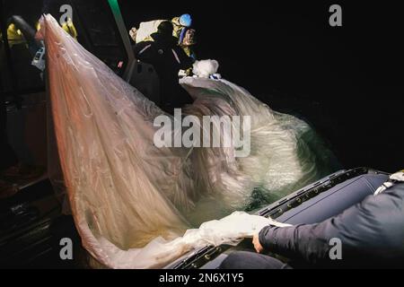 OCEANO ATLANTICO - i marinai assegnati al gruppo di smaltimento esplosivo di Ordnance 2 recuperano un mongolfiera di sorveglianza ad alta quota al largo della costa di Myrtle Beach, South Carolina, 5 febbraio 2023. EODGRU 2 è una parte fondamentale della forza di combattimento navale che elimina i pericoli esplosivi per fornire accesso alle aree negate; assicura il dominio sottomarino per la libertà di movimento; costruisce e promuove relazioni con partner di fiducia e protegge la patria. Sotto la direzione del presidente degli Stati Uniti e con il pieno sostegno del governo del Canada, aerei da combattimento statunitensi sotto gli Stati Uniti Nord Foto Stock