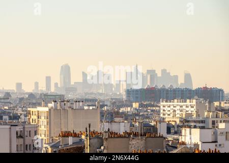 Vista aerea di Parigi, Francia, skyline del quartiere degli affari la Défense con edifici moderni e torri sullo sfondo Foto Stock