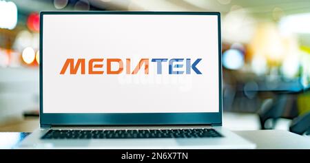 POZNAN, POL - 2 AGOSTO 2022: Computer portatile che visualizza il logo di MediaTek, una società di semiconduttori fabless taiwanese Foto Stock