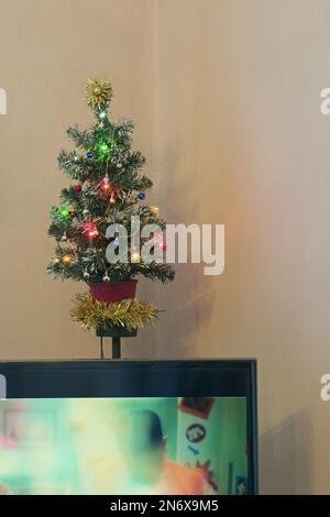 piccolo albero di natale e televisione nel soggiorno Foto Stock