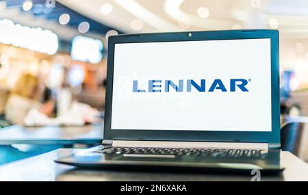 POZNAN, POL - 21 GIUGNO 2022: Computer portatile che visualizza il logo di Lennar Corporation, una casa di costruzione società Foto Stock