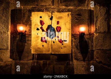 La Basilica del 12th ° secolo di Notre-Dame in Orcival è rinomata come una delle cinque importanti chiese in stile romanico in Alvernia Foto Stock