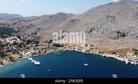 Ripresa aerea della baia di Pedi con il molo principale e le barche ancorate nella baia Foto Stock