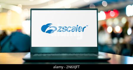 POZNAN, POL - 4 MAGGIO 2022: Computer portatile con logo di Zscaler, una società di sicurezza sul cloud, con sede a San Jose, California Foto Stock