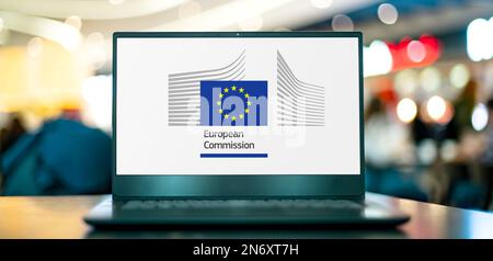 POZNAN, POL - 20 LUGLIO 2022: Computer portatile con il logo della Commissione europea, l'esecutivo dell'Unione europea, Foto Stock