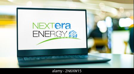 POZNAN, POL - 20 LUGLIO 2022: Computer portatile che visualizza il logo di NextEra Energy, una società americana di energia Foto Stock