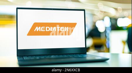 POZNAN, POL - 2 AGOSTO 2022: Computer portatile che visualizza il logo di MediaTek, una società di semiconduttori fabless taiwanese Foto Stock