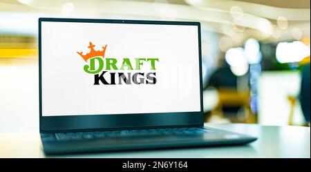 POZNAN, POL - 22 NOVEMBRE 2022: Computer portatile che visualizza il logo di DraftKings, un concorso americano di sport fantasy quotidiano e società di scommesse sportive Foto Stock