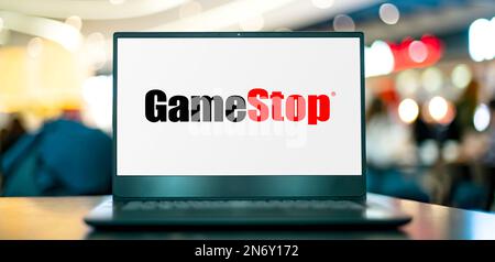 POZNAN, POL - 22 NOVEMBRE 2022: Computer portatile che visualizza il logo di GameStop, un videogioco americano, elettronica di consumo e rivenditore di articoli per il gaming Foto Stock