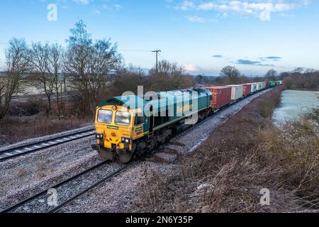 WAKEFIELD, REGNO UNITO - 19 GENNAIO 2023. Una locomotiva intermodale di Freightliner che tira un treno di container tra il porto e il terminal nel Regno Unito Foto Stock