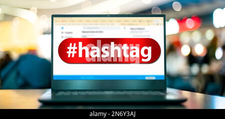 Computer portatile che visualizza il segno di hashtag su Internet Foto Stock