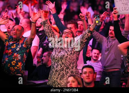 Cardiff International Arena, Cardiff, Regno Unito. 9th Feb, 2023. 2023 PDC Cazoo Premier League Freccette Cardiff Night 2; i fan apprezzano l'atmosfera Credit: Action Plus Sports/Alamy Live News Foto Stock