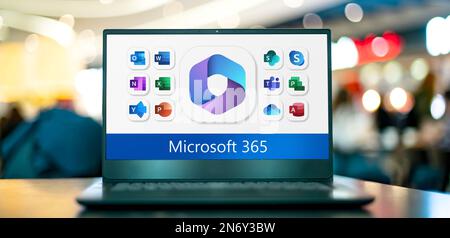 POZNAN, POL - 19 GENNAIO 2023: Computer portatile con logo Microsoft 365, una famiglia di prodotti di software per la produttività, collaborazione e cloud-base Foto Stock