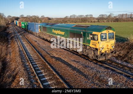 WAKEFIELD, REGNO UNITO - 20 GENNAIO 2023. Una locomotiva intermodale di Freightliner che tira un treno di container tra il porto e il terminal nel Regno Unito Foto Stock