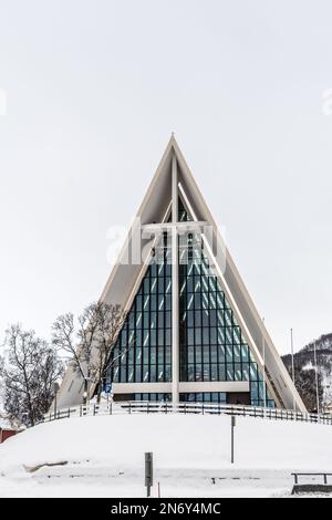 Tromso, Norvegia, 3rd 2022 marzo: Chiesa di Tromsdalen o la Cattedrale Artica. La moderna chiesa in cemento e metallo è stata costruita nel 1965 su piani elaborati Foto Stock