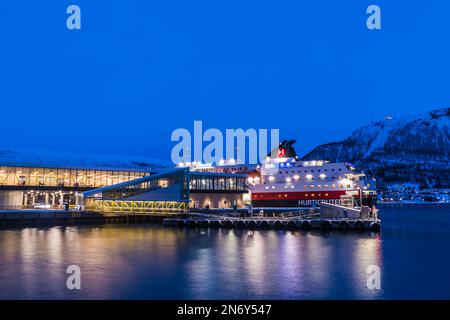 Tromso, Norvegia, 4th 2022 marzo: Molo per le navi Hurtigruten. Hurtigruten (english Express Route) è una rotta costiera pubblica norvegese Foto Stock