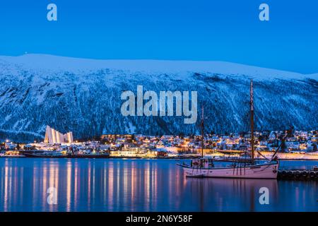 Tromso, Norvegia, 4th 2022 marzo: Vista a Tromsdalen con la cattedrale artica in prima serata. Tromsdalen è un quartiere urbano della città di Trom Foto Stock