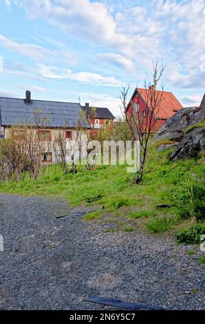 Paesaggio urbano di Honningsvag in estate - la città più settentrionale della Norvegia. Si trova nel comune di Nordkapp nella contea di Troms og Finnmark. 17th di Foto Stock