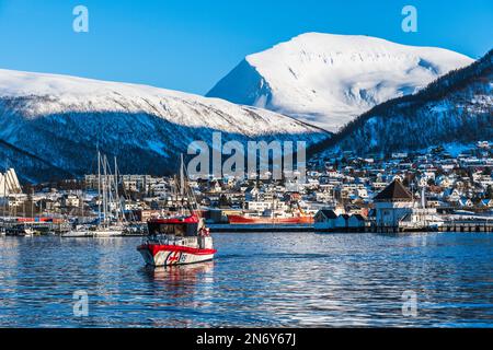 Tromso, Norvegia, marzo 6th 2022: Vista sul quartiere urbano di Tromso Tromsdalen, in primo piano una barca dal servizio di salvataggio norvegese SAR Foto Stock