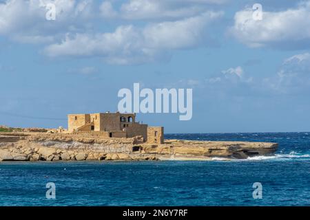 Qbajjar Bay, Gozo - Ottobre 13th 2020: Qolla l-Bajda Battery è una batteria di artiglieria costruita dall'Ordine di San Giovanni tra il 1715 e il 1716. Foto Stock