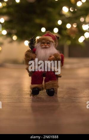 Figura di Babbo Natale seduta su una sedia Foto Stock