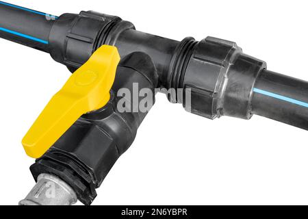 Raccordi idraulici isolati su sfondo bianco. Un rubinetto giallo in un tubo di plastica piegato isolato su bianco. Tubo dell'acqua Foto Stock