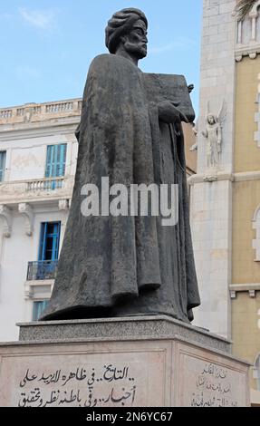 Statua del famoso storico Ibn Khaldun a Tunisi Foto Stock