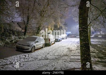 Street scene in una notte innevata a Margaretting Essex Foto Stock