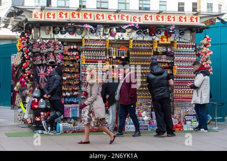 Londra, Regno Unito. 10 febbraio 2023. La gente passa un negozio di souvenir a Oxford Street. L'Ufficio per le statistiche nazionali (ONS) ha riportato un calo del 0,5% della produzione economica nel mese di dicembre, in parte a causa di un'azione di sciopero, con il Regno Unito che si limita a evitare di cadere in recessione nel 2022 dopo che l'economia ha visto una crescita zero tra ottobre e dicembre. Jeremy Hunt, Cancelliere dello scacchiere, ha detto che le cifre mostrano 'capacità di recupero di fondo', ma ha detto 'non siamo fuori dai boschi'. Tuttavia, la Banca d'Inghilterra si aspetta ancora che il Regno Unito entri in recessione nel 2023. Credit: Stephen Chung / Alamy Live News Foto Stock