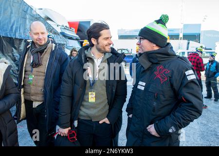 Il principe Carlo Filippo di Svezia parla con Hans Lindberg (L), sindaco di Umea, e con l'ex pilota di rally Petter Solberg (R), durante una visita al servizio Foto Stock