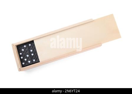 Scatola di legno con piastrelle di domino nero su sfondo bianco, vista dall'alto Foto Stock