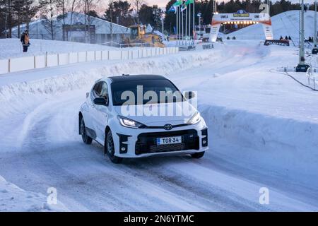 Il principe Carl Philip di Svezia guida una Toyota Yaris sulla Red Barn Arena con il co-pilota ed ex pilota di rally Petter Solberg, durante una visita al serv Foto Stock