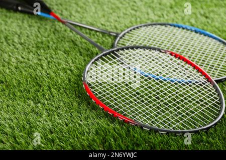 Racchette di badminton su erba verde all'aperto, primo piano Foto Stock