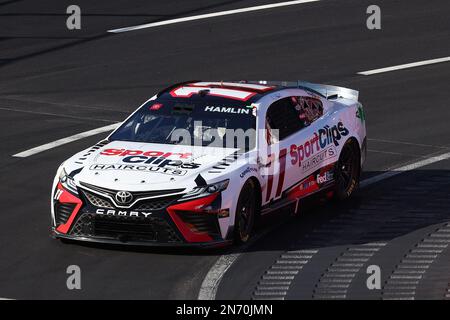 Il pilota della NASCAR Cup Series Denny Hamlin (11) gareggia durante il Busch Light Clash al Los Angeles Coliseum, domenica 6 2023 febbraio, a Los Angeles. (Kevin Foto Stock