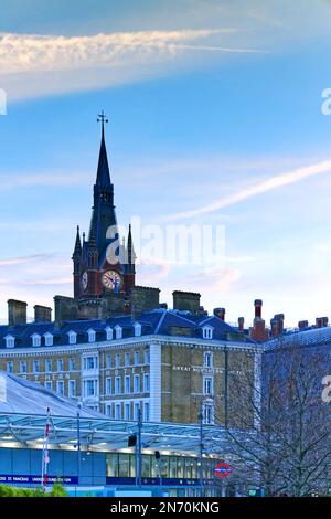 La stazione della metropolitana di King's Cross St Pancras, il Great Northern Hotel e la torre dell'orologio della stazione ferroviaria internazionale di St Pancras, Londra, Inghilterra Foto Stock