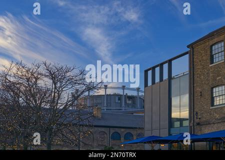 Vista da Granary Square al tramonto verso Coal Drops Yard e gli appartamenti Gasholders a King's Cross, Londra, Inghilterra, Regno Unito Foto Stock