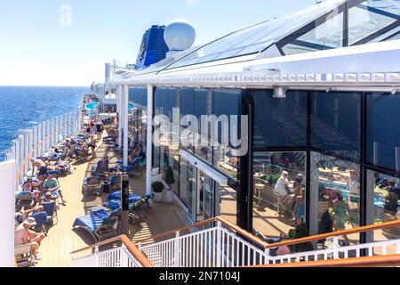 Ponte solare sulla nave da crociera P&o Arvia, piccole Antille, Caraibi Foto Stock