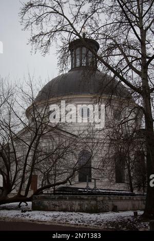 La cupola grigia della Chiesa della Santissima Trinità, Varsavia, Polonia Foto Stock