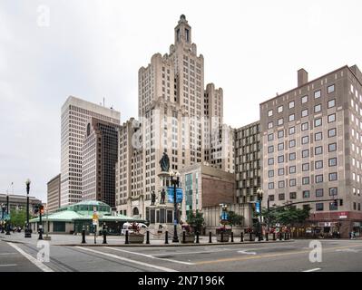 Provvidenza. Kennedy Plaza, ex Exchange Place, è la piazza centrale nel centro di Providence, la capitale dello stato americano di Rhode Island. A dominare la piazza si trova l'Industrial National Bank Building, un grattacielo al centro della piazza Foto Stock